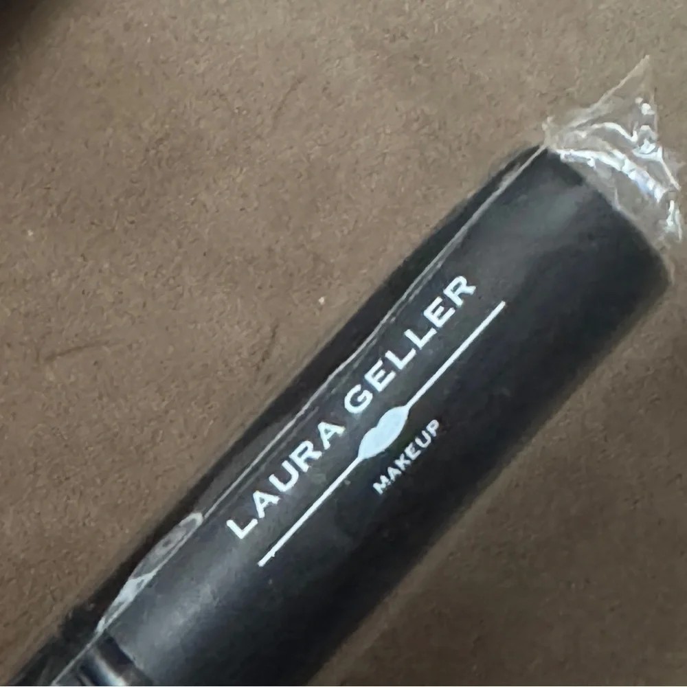 Retractable baked Powder Brush